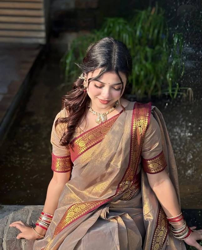 এলিগেন্ট ল্যামা সিল্ক গোল্ডেন শাড়ি
