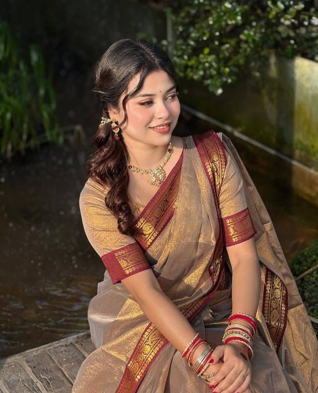 এলিগেন্ট ল্যামা সিল্ক গোল্ডেন শাড়ি